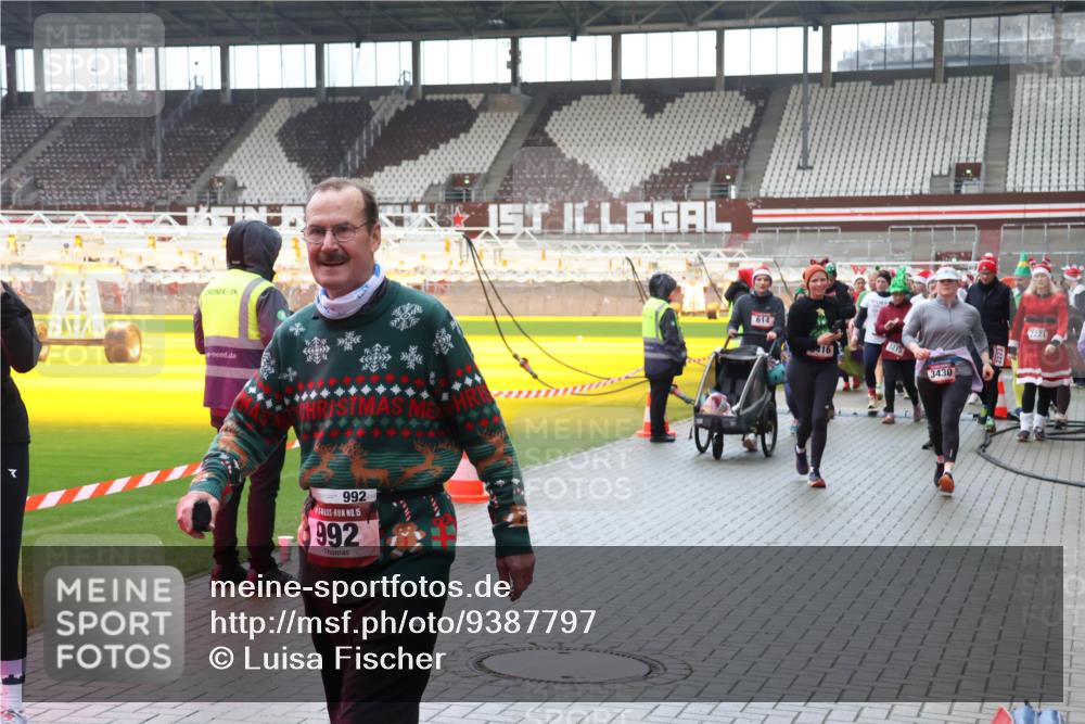 07.12.2025 - St. Pauli X-Mass-Run No. 15 Luisa Fischer http://msf.ph/oto/9387797 07.12.2025 11:48:01 Ziel 992, 15, 992, 1, 614, 3215, 3430, 2221, 107, 121, 125, 131, 237, 245, 254, 614, 898, 900, 901, 930, 992, 1032, 1534, 1539, 1540, 1622, 1951, 2221, 2223, 2381, 2384, 2451, 2452, 2475, 2516, 2568, 3215, 3216, 3225, 3227, 3416, 3419, 3420, 3430, 3471, 3482, 3594, 3596, 3641, 3655, 3664, 3754, 3770, 3798, 3800, 3948, 3949, 4425, 4427, 4883, 5004 meine-sportfotos.de