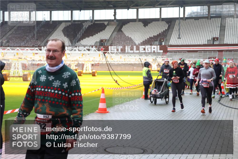 07.12.2025 - St. Pauli X-Mass-Run No. 15 Luisa Fischer http://msf.ph/oto/9387799 07.12.2025 11:48:01 Ziel 992, 992, 1, 614, 3416, 3430, 107, 121, 125, 131, 237, 245, 254, 614, 898, 900, 901, 930, 992, 1032, 1534, 1539, 1540, 1622, 1951, 2221, 2223, 2381, 2384, 2451, 2452, 2475, 2516, 2568, 3215, 3216, 3225, 3227, 3416, 3419, 3420, 3430, 3471, 3482, 3594, 3596, 3641, 3655, 3664, 3754, 3770, 3798, 3800, 3948, 3949, 4425, 4427, 4883, 5004 meine-sportfotos.de