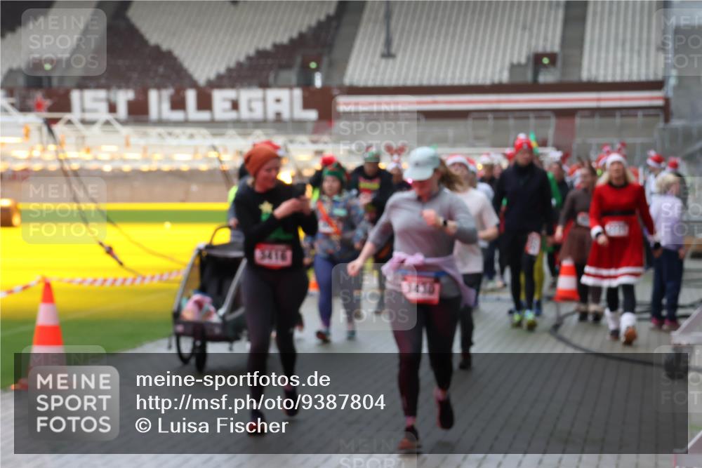07.12.2025 - St. Pauli X-Mass-Run No. 15 Luisa Fischer http://msf.ph/oto/9387804 07.12.2025 11:48:03 Ziel 5416, 3430, 107, 121, 125, 131, 237, 245, 254, 614, 898, 900, 901, 930, 992, 1032, 1534, 1539, 1540, 1622, 1951, 2221, 2223, 2381, 2384, 2451, 2452, 2475, 2516, 2568, 3215, 3216, 3225, 3227, 3313, 3416, 3419, 3420, 3430, 3471, 3482, 3594, 3596, 3641, 3655, 3664, 3754, 3770, 3798, 3800, 3948, 3949, 4425, 4427, 4883, 5004 meine-sportfotos.de