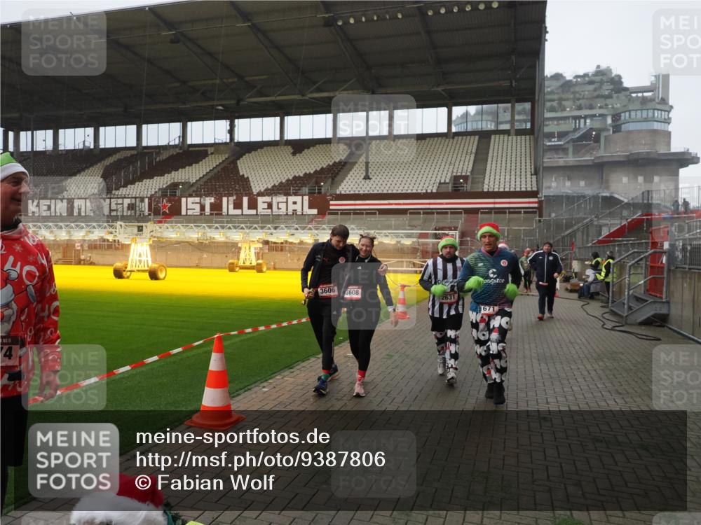 07.12.2025 - St. Pauli X-Mass-Run No. 15 Fabian Wolf http://msf.ph/oto/9387806 07.12.2025 10:18:38 Ziel 243, 264, 269, 1607, 1671, 2631, 2925, 3520, 3862, 4521, 4522, 4524, 4540, 4547 meine-sportfotos.de