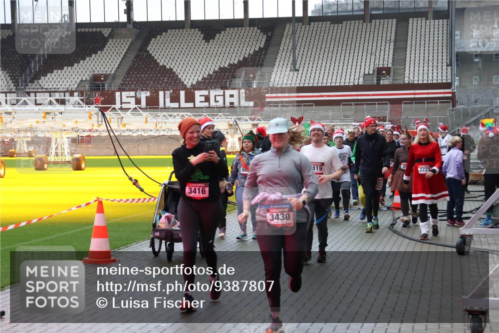 07.12.2025 - St. Pauli X-Mass-Run No. 15 Luisa Fischer http://msf.ph/oto/9387807 07.12.2025 11:48:03 Ziel 3416, 50, 3430, 419, 2223, 2221, 107, 121, 125, 131, 237, 245, 254, 614, 898, 900, 901, 930, 992, 1032, 1534, 1539, 1540, 1622, 1951, 2221, 2223, 2381, 2384, 2451, 2452, 2475, 2516, 2568, 3215, 3216, 3225, 3227, 3313, 3416, 3419, 3420, 3430, 3471, 3482, 3594, 3596, 3641, 3655, 3664, 3754, 3770, 3798, 3800, 3948, 3949, 4425, 4427, 4883, 5004 meine-sportfotos.de