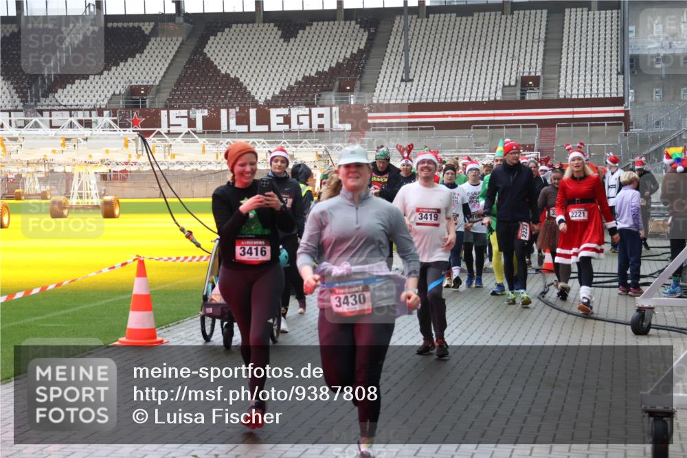 07.12.2025 - St. Pauli X-Mass-Run No. 15 Luisa Fischer http://msf.ph/oto/9387808 07.12.2025 11:48:04 Ziel 3416, 3430, 3419, 798, 2221, 107, 121, 125, 131, 237, 245, 254, 614, 898, 900, 901, 930, 992, 1032, 1534, 1539, 1540, 1622, 1951, 2221, 2223, 2381, 2384, 2451, 2452, 2475, 2516, 2568, 2842, 3215, 3225, 3227, 3313, 3416, 3419, 3420, 3430, 3471, 3482, 3594, 3596, 3641, 3655, 3664, 3754, 3770, 3798, 3800, 3948, 4425, 4427, 4883, 5004 meine-sportfotos.de