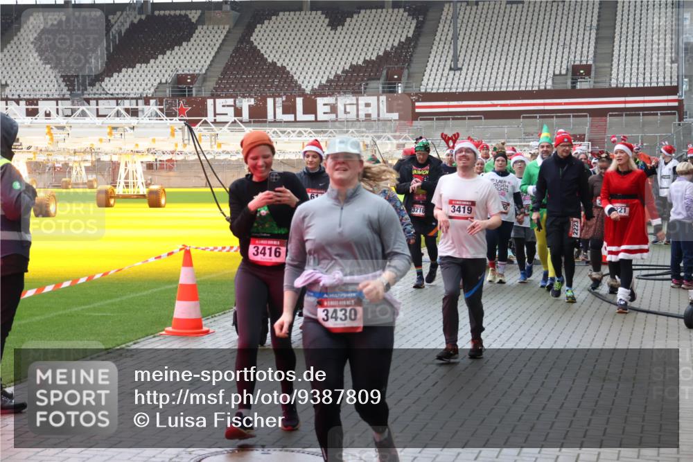 07.12.2025 - St. Pauli X-Mass-Run No. 15 Luisa Fischer http://msf.ph/oto/9387809 07.12.2025 11:48:04 Ziel 3416, 6, 3216, 3430, 3419, 221, 107, 121, 125, 131, 237, 245, 254, 614, 898, 900, 901, 930, 992, 1032, 1534, 1539, 1540, 1622, 1951, 2221, 2223, 2381, 2384, 2451, 2452, 2475, 2516, 2568, 2842, 3215, 3225, 3227, 3313, 3416, 3419, 3420, 3430, 3471, 3482, 3594, 3596, 3641, 3655, 3664, 3754, 3770, 3798, 3800, 3948, 4425, 4427, 4883, 5004 meine-sportfotos.de