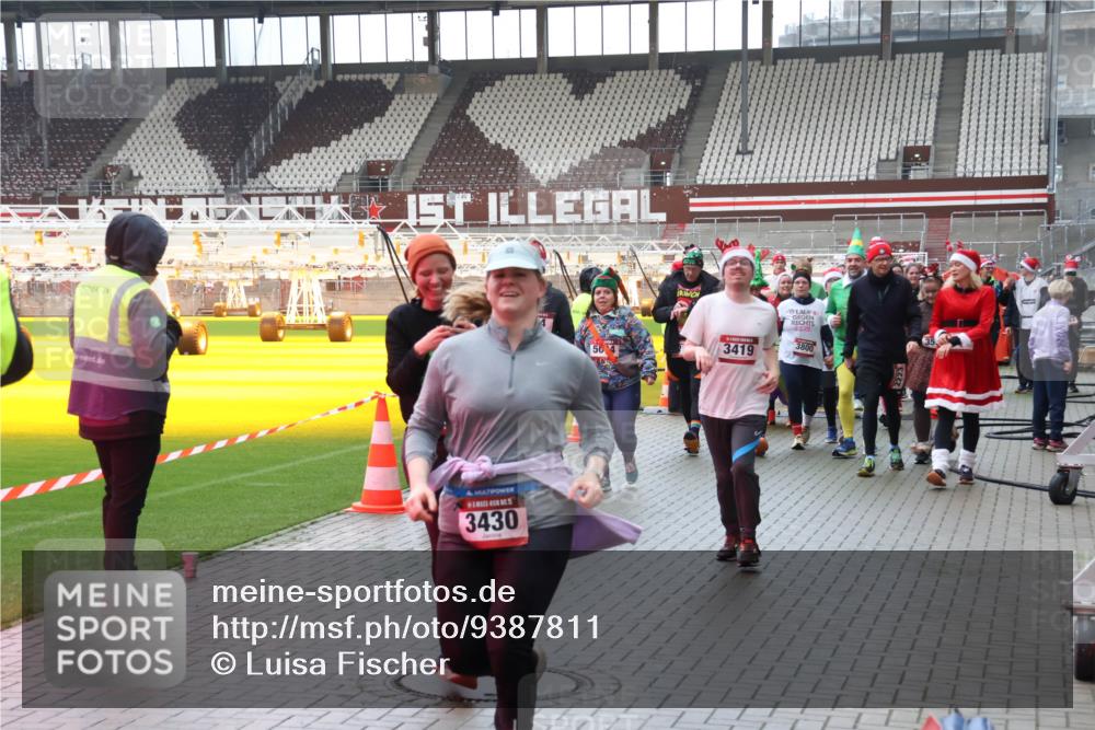 07.12.2025 - St. Pauli X-Mass-Run No. 15 Luisa Fischer http://msf.ph/oto/9387811 07.12.2025 11:48:04 Ziel 5, 3430, 50, 4, 3419, 3800, 107, 121, 125, 131, 237, 245, 254, 614, 898, 900, 901, 930, 992, 1032, 1534, 1539, 1540, 1622, 1951, 2221, 2223, 2381, 2384, 2451, 2452, 2475, 2516, 2568, 2842, 3215, 3225, 3227, 3313, 3416, 3419, 3420, 3430, 3471, 3482, 3594, 3596, 3641, 3655, 3664, 3754, 3770, 3798, 3800, 3948, 4425, 4427, 4883, 5004 meine-sportfotos.de