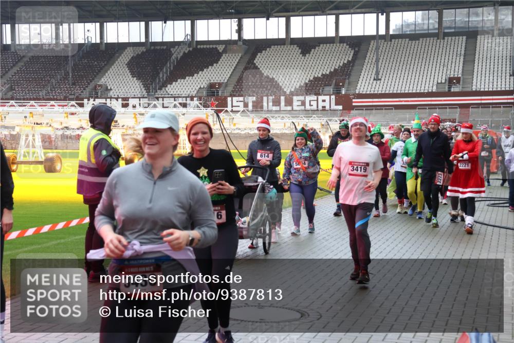 07.12.2025 - St. Pauli X-Mass-Run No. 15 Luisa Fischer http://msf.ph/oto/9387813 07.12.2025 11:48:05 Ziel 3430, 6, 614, 5004, 3419, 2223, 2221, 3471, 107, 121, 125, 131, 237, 245, 254, 614, 898, 900, 901, 930, 992, 1032, 1471, 1474, 1534, 1539, 1540, 1597, 1622, 1951, 2221, 2223, 2381, 2384, 2451, 2452, 2475, 2516, 2568, 2842, 3225, 3227, 3312, 3313, 3416, 3419, 3420, 3430, 3471, 3482, 3594, 3596, 3641, 3655, 3664, 3754, 3770, 3798, 3800, 4425, 4427, 4883 meine-sportfotos.de