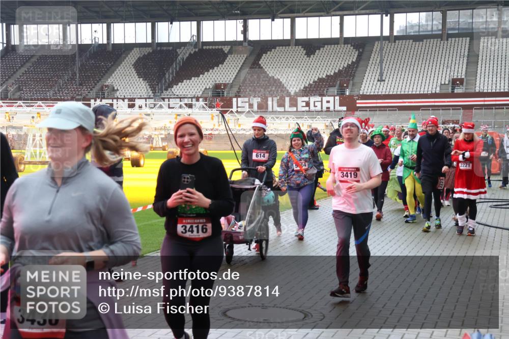 07.12.2025 - St. Pauli X-Mass-Run No. 15 Luisa Fischer http://msf.ph/oto/9387814 07.12.2025 11:48:05 Ziel 3430, 3416, 614, 3419, 2221, 3471, 107, 121, 125, 131, 237, 245, 254, 614, 898, 900, 901, 930, 992, 1032, 1471, 1474, 1534, 1539, 1540, 1597, 1622, 1951, 2221, 2223, 2381, 2384, 2451, 2452, 2475, 2516, 2568, 2842, 3225, 3227, 3312, 3313, 3416, 3419, 3420, 3430, 3471, 3482, 3594, 3596, 3641, 3655, 3664, 3754, 3770, 3798, 3800, 4425, 4427, 4883 meine-sportfotos.de