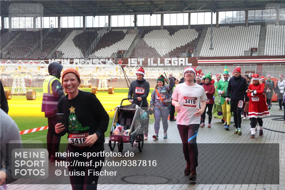 07.12.2025 - St. Pauli X-Mass-Run No. 15 Luisa Fischer http://msf.ph/oto/9387816 07.12.2025 11:48:06 Ziel 5, 3416, 614, 5, 04, 3419, 15, 2223, 2221, 107, 121, 125, 131, 237, 245, 254, 614, 898, 900, 901, 930, 992, 1032, 1471, 1474, 1534, 1539, 1540, 1597, 1622, 1951, 2221, 2223, 2381, 2384, 2451, 2452, 2475, 2516, 2568, 2842, 3225, 3227, 3312, 3313, 3416, 3419, 3430, 3471, 3482, 3594, 3596, 3641, 3655, 3664, 3754, 3770, 3798, 3800, 4425, 4427, 4883 meine-sportfotos.de