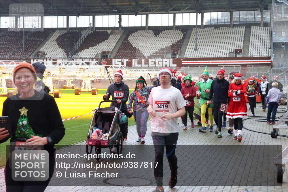 07.12.2025 - St. Pauli X-Mass-Run No. 15 Luisa Fischer http://msf.ph/oto/9387817 07.12.2025 11:48:06 Ziel 3416, 614, 3419, 3215, 94, 2223, 2221, 1540, 11, 107, 121, 125, 131, 237, 245, 254, 614, 898, 900, 901, 930, 992, 1032, 1471, 1474, 1534, 1539, 1540, 1597, 1622, 1951, 2221, 2223, 2381, 2384, 2451, 2452, 2475, 2516, 2568, 2842, 3225, 3227, 3312, 3313, 3416, 3419, 3430, 3471, 3482, 3594, 3596, 3641, 3655, 3664, 3754, 3770, 3798, 3800, 4425, 4427, 4883 meine-sportfotos.de
