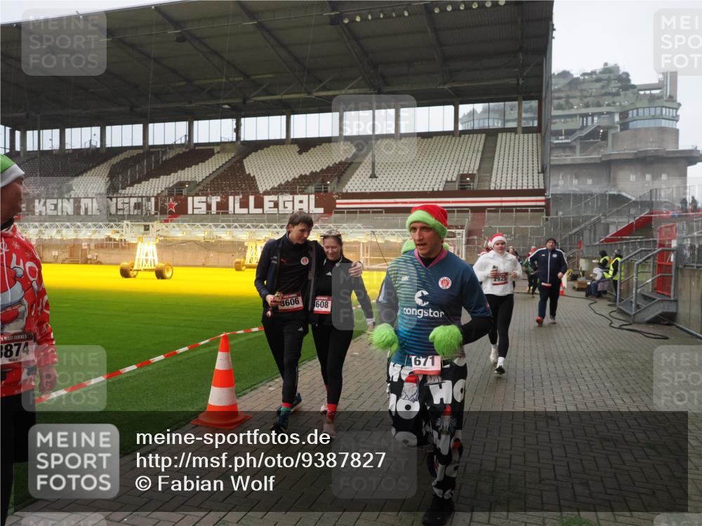 07.12.2025 - St. Pauli X-Mass-Run No. 15 Fabian Wolf http://msf.ph/oto/9387827 07.12.2025 10:18:39 Ziel 243, 264, 269, 1034, 1607, 1671, 2631, 2925, 3520, 3862, 4521, 4522, 4524, 4540, 4547 meine-sportfotos.de