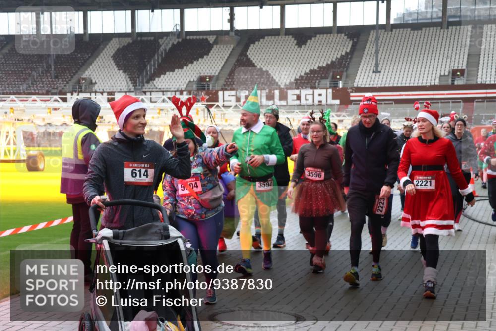 07.12.2025 - St. Pauli X-Mass-Run No. 15 Luisa Fischer http://msf.ph/oto/9387830 07.12.2025 11:48:09 Ziel 614, 5, 04, 3594, 3596, 2223, 2221, 93, 107, 121, 125, 131, 237, 245, 254, 724, 796, 930, 992, 1032, 1471, 1474, 1534, 1539, 1540, 1597, 1622, 1951, 2221, 2223, 2381, 2384, 2451, 2452, 2475, 2516, 2842, 3225, 3227, 3312, 3313, 3416, 3419, 3430, 3471, 3482, 3594, 3596, 3655, 3664, 3754, 3770, 3798, 3800, 4425, 4427, 4883 meine-sportfotos.de