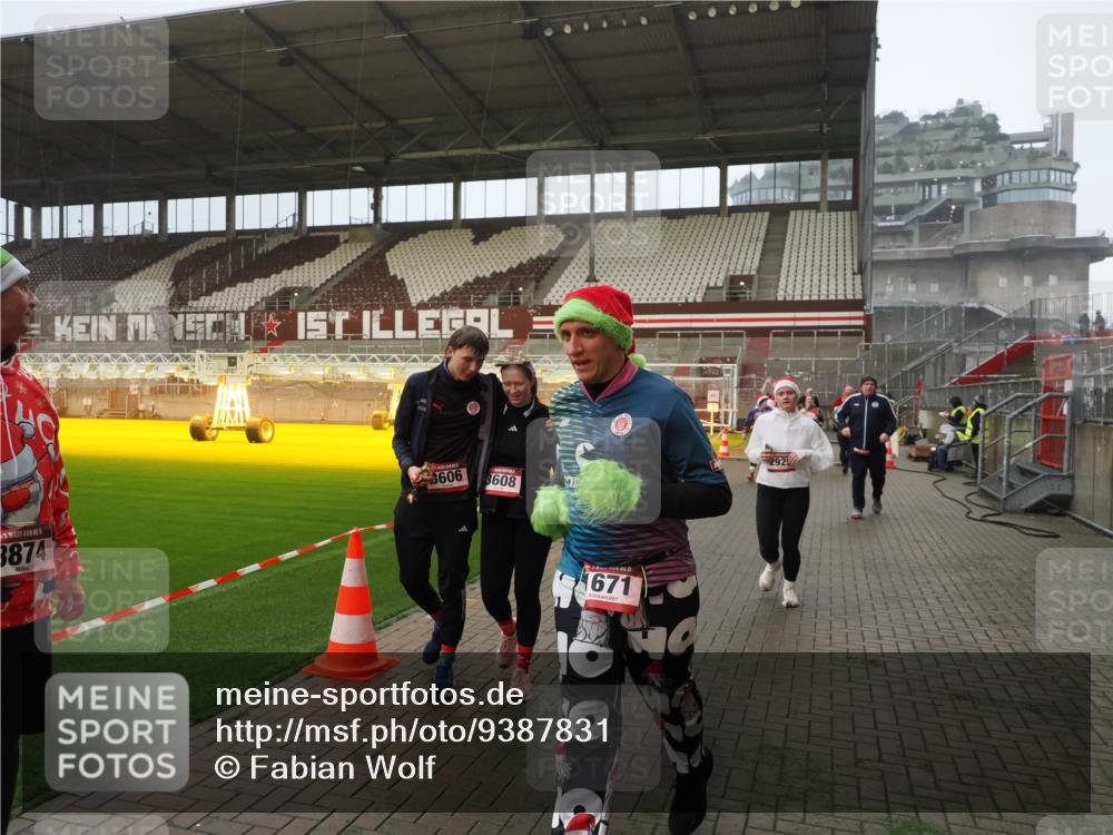07.12.2025 - St. Pauli X-Mass-Run No. 15 Fabian Wolf http://msf.ph/oto/9387831 07.12.2025 10:18:39 Ziel 243, 264, 269, 1034, 1607, 1671, 2631, 2925, 3520, 3862, 4521, 4522, 4524, 4540, 4547 meine-sportfotos.de
