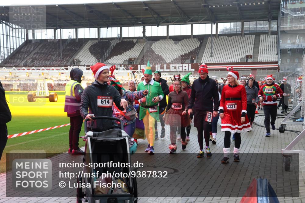 07.12.2025 - St. Pauli X-Mass-Run No. 15 Luisa Fischer http://msf.ph/oto/9387832 07.12.2025 11:48:10 Ziel 614, 50, 15, 3594, 3596, 2223, 2221, 1540, 107, 121, 125, 131, 237, 245, 254, 724, 796, 930, 992, 1032, 1471, 1474, 1534, 1539, 1540, 1597, 1622, 1951, 2221, 2223, 2381, 2384, 2451, 2452, 2475, 2516, 2842, 3225, 3227, 3312, 3313, 3416, 3419, 3430, 3471, 3482, 3594, 3596, 3655, 3664, 3754, 3770, 3798, 3800, 4425, 4427, 4883 meine-sportfotos.de