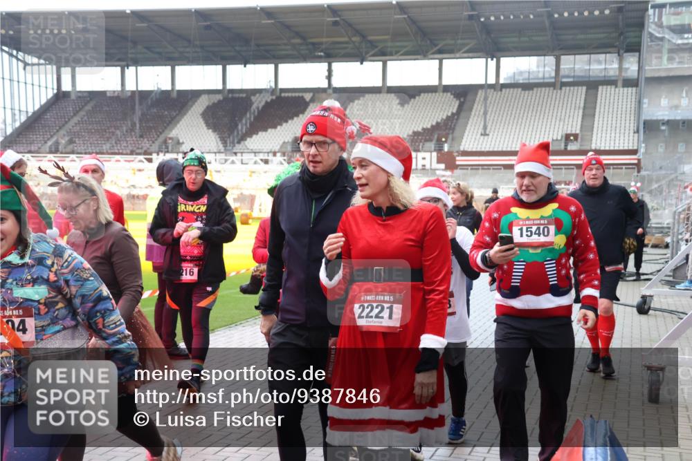 07.12.2025 - St. Pauli X-Mass-Run No. 15 Luisa Fischer http://msf.ph/oto/9387846 07.12.2025 11:48:13 Ziel 15, 04, 216, 15, 15, 2221, 1540, 107, 121, 125, 131, 237, 245, 254, 724, 796, 930, 1032, 1471, 1474, 1534, 1539, 1540, 1597, 1622, 1951, 2381, 2384, 2451, 2452, 2475, 2516, 2842, 3225, 3227, 3312, 3313, 3416, 3419, 3430, 3542, 3547, 3594, 3596, 3602, 3655, 3664, 3754, 3770, 3798, 3800, 4425, 4427, 4883 meine-sportfotos.de
