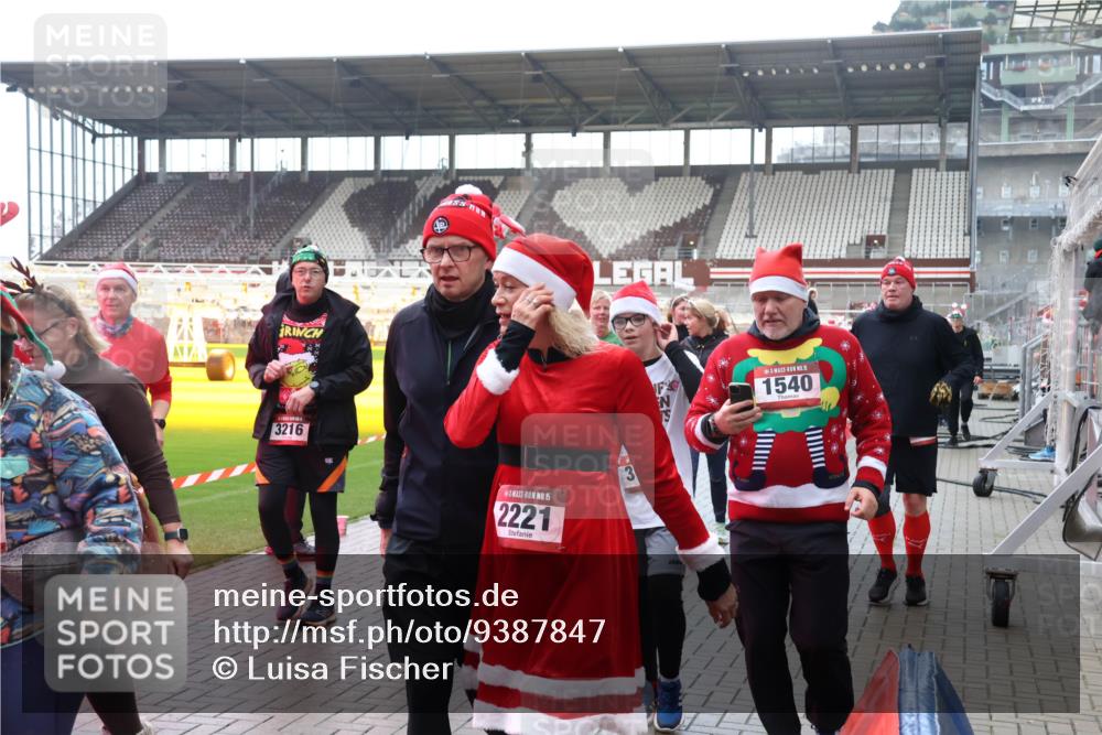 07.12.2025 - St. Pauli X-Mass-Run No. 15 Luisa Fischer http://msf.ph/oto/9387847 07.12.2025 11:48:14 Ziel 3216, 15, 2221, 434, 15, 1540, 107, 121, 125, 131, 207, 237, 245, 254, 724, 796, 930, 1032, 1471, 1474, 1534, 1539, 1540, 1597, 1622, 1951, 2381, 2384, 2451, 2452, 2475, 2516, 2842, 3225, 3227, 3312, 3313, 3416, 3419, 3430, 3542, 3545, 3547, 3594, 3596, 3602, 3655, 3664, 3754, 3770, 4425, 4427, 4883 meine-sportfotos.de