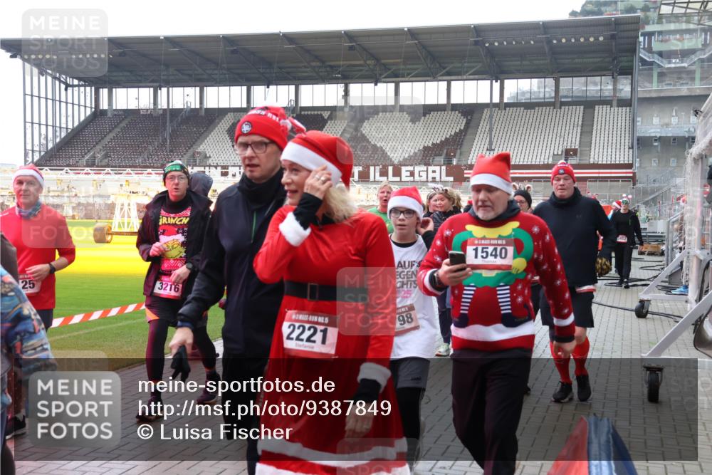 07.12.2025 - St. Pauli X-Mass-Run No. 15 Luisa Fischer http://msf.ph/oto/9387849 07.12.2025 11:48:14 Ziel 25, 3216, 5, 2221, 1540, 25, 98, 107, 121, 125, 131, 207, 237, 245, 254, 724, 796, 930, 1032, 1471, 1474, 1534, 1539, 1540, 1597, 1622, 1951, 2381, 2384, 2451, 2452, 2475, 2516, 2842, 3225, 3227, 3312, 3313, 3416, 3419, 3430, 3542, 3545, 3547, 3594, 3596, 3602, 3655, 3664, 3754, 3770, 4425, 4427, 4883 meine-sportfotos.de