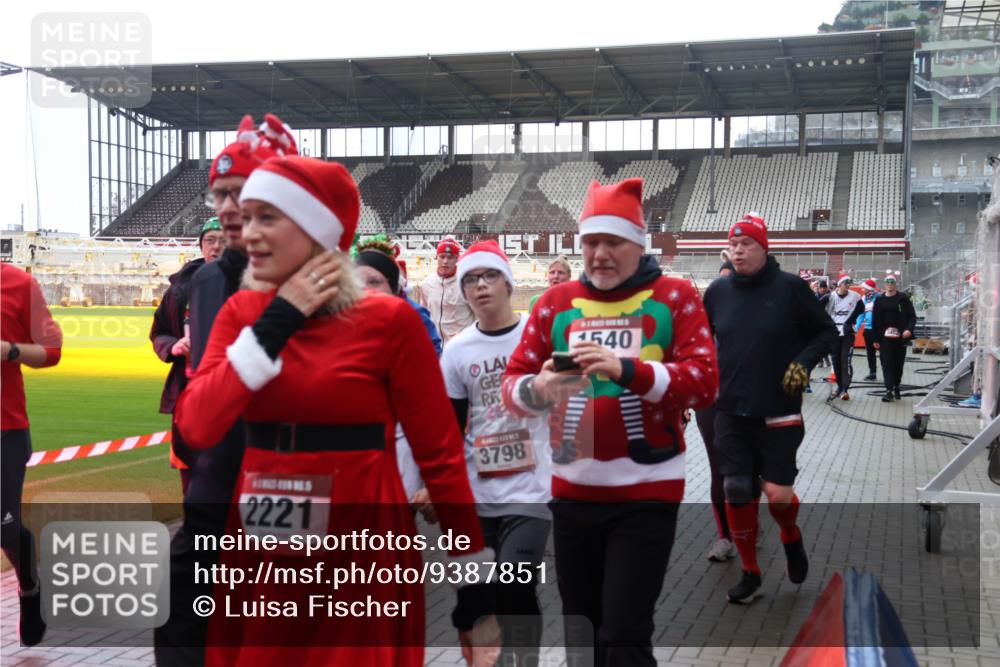 07.12.2025 - St. Pauli X-Mass-Run No. 15 Luisa Fischer http://msf.ph/oto/9387851 07.12.2025 11:48:15 Ziel 2221, 3798, 540, 107, 121, 125, 131, 207, 237, 245, 254, 724, 796, 930, 1032, 1471, 1474, 1534, 1539, 1540, 1597, 1622, 1951, 2381, 2384, 2451, 2452, 2475, 2516, 2842, 3225, 3227, 3312, 3313, 3416, 3419, 3430, 3542, 3545, 3547, 3594, 3596, 3602, 3655, 3664, 3754, 3770, 4425, 4427, 4883 meine-sportfotos.de