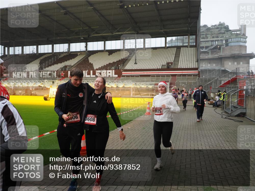 07.12.2025 - St. Pauli X-Mass-Run No. 15 Fabian Wolf http://msf.ph/oto/9387852 07.12.2025 10:18:40 Ziel 243, 264, 269, 721, 1034, 1607, 1671, 2631, 2925, 3520, 3862, 4521, 4522, 4524, 4540, 4547 meine-sportfotos.de