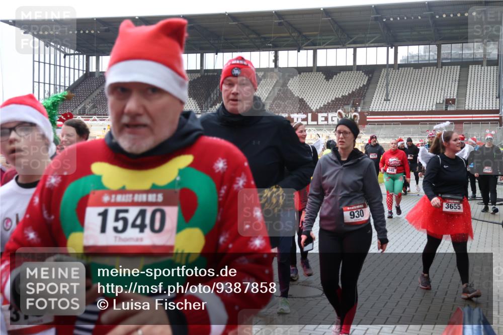07.12.2025 - St. Pauli X-Mass-Run No. 15 Luisa Fischer http://msf.ph/oto/9387858 07.12.2025 11:48:16 Ziel 1540, 930, 1622, 245, 3655, 3482, 107, 121, 125, 131, 207, 237, 245, 254, 724, 796, 930, 1032, 1471, 1474, 1534, 1539, 1540, 1597, 1622, 1951, 2381, 2384, 2451, 2452, 2475, 2516, 2842, 3225, 3227, 3312, 3313, 3416, 3419, 3430, 3542, 3545, 3547, 3594, 3596, 3602, 3655, 3664, 3754, 3770, 4425, 4427 meine-sportfotos.de