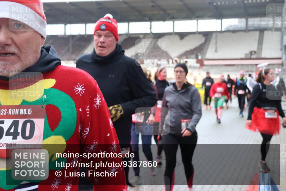 07.12.2025 - St. Pauli X-Mass-Run No. 15 Luisa Fischer http://msf.ph/oto/9387860 07.12.2025 11:48:17 Ziel 15, 540, 107, 121, 125, 131, 207, 237, 245, 254, 724, 796, 930, 1032, 1471, 1474, 1534, 1539, 1540, 1597, 1622, 1951, 2381, 2384, 2451, 2452, 2475, 2516, 2842, 3225, 3227, 3312, 3313, 3416, 3419, 3430, 3542, 3545, 3547, 3594, 3596, 3602, 3655, 3664, 3754, 3770, 4425, 4427 meine-sportfotos.de