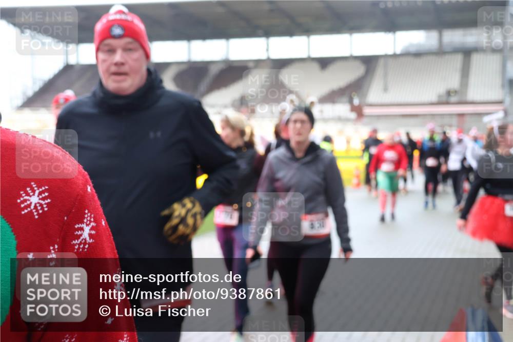 07.12.2025 - St. Pauli X-Mass-Run No. 15 Luisa Fischer http://msf.ph/oto/9387861 07.12.2025 11:48:17 Ziel 107, 121, 125, 131, 207, 237, 245, 254, 724, 796, 930, 1032, 1471, 1474, 1534, 1539, 1540, 1597, 1622, 1951, 2381, 2384, 2451, 2452, 2475, 2516, 2842, 3225, 3227, 3312, 3313, 3416, 3419, 3430, 3542, 3545, 3547, 3594, 3596, 3602, 3655, 3664, 3754, 3770, 4425, 4427 meine-sportfotos.de