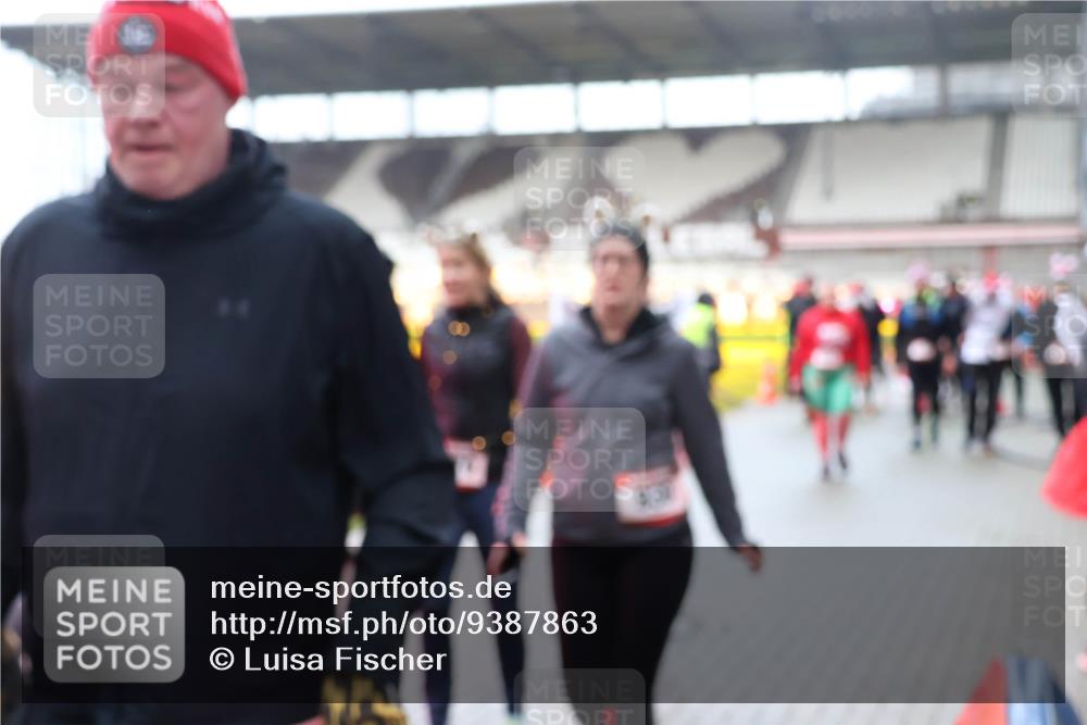 07.12.2025 - St. Pauli X-Mass-Run No. 15 Luisa Fischer http://msf.ph/oto/9387863 07.12.2025 11:48:17 Ziel 107, 121, 125, 131, 207, 237, 245, 254, 724, 796, 930, 1032, 1471, 1474, 1534, 1539, 1540, 1597, 1622, 1951, 2381, 2384, 2451, 2452, 2475, 2516, 2842, 3225, 3227, 3312, 3313, 3416, 3419, 3430, 3542, 3545, 3547, 3594, 3596, 3602, 3655, 3664, 3754, 3770, 4425, 4427 meine-sportfotos.de