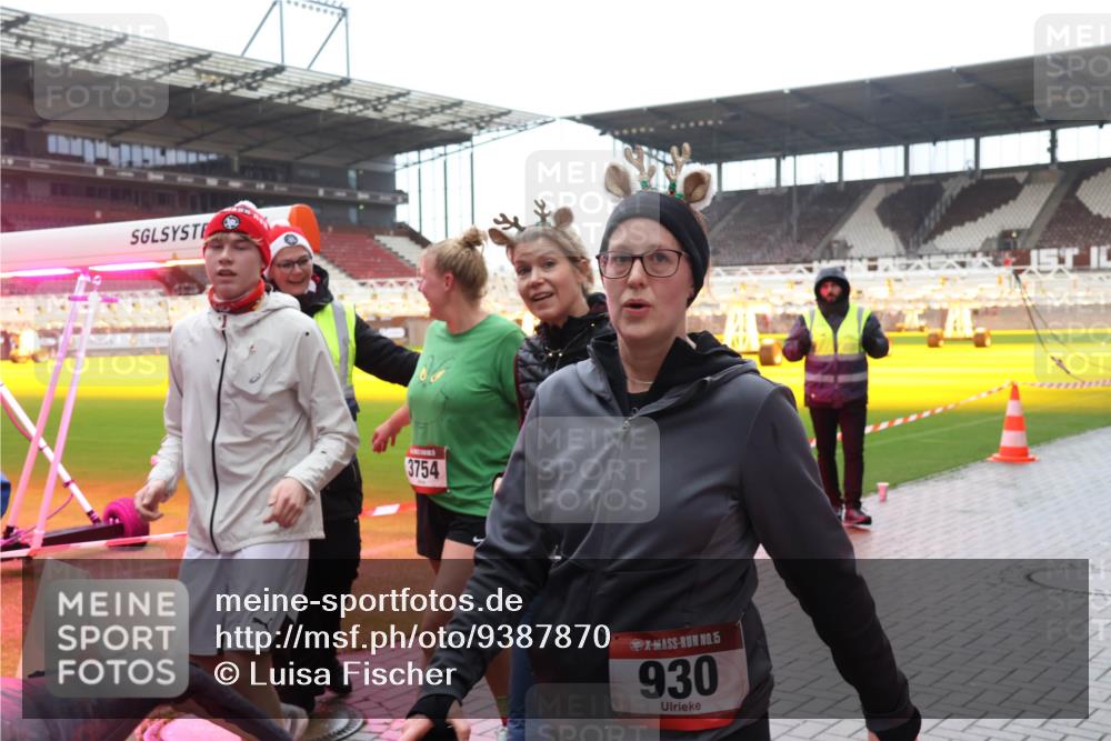07.12.2025 - St. Pauli X-Mass-Run No. 15 Luisa Fischer http://msf.ph/oto/9387870 07.12.2025 11:48:19 Ziel 3754, 15, 930, 107, 121, 125, 131, 207, 237, 245, 254, 724, 796, 930, 1032, 1471, 1474, 1534, 1539, 1540, 1597, 1622, 1951, 2381, 2384, 2451, 2452, 2475, 2516, 2842, 3225, 3227, 3312, 3313, 3416, 3419, 3430, 3542, 3545, 3547, 3594, 3596, 3602, 3655, 3664, 3754, 3770, 4425, 4427 meine-sportfotos.de
