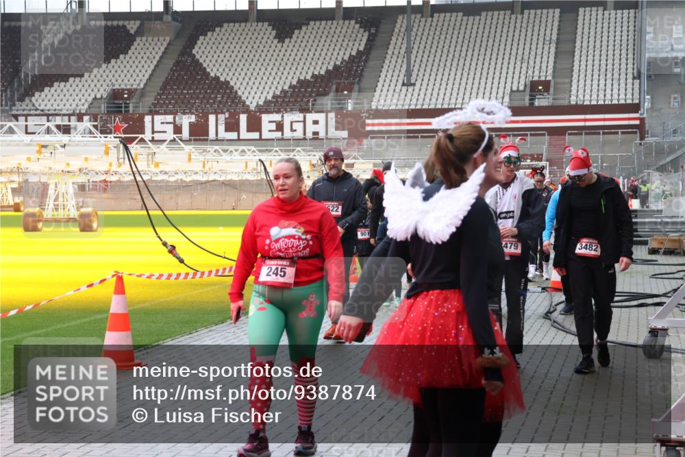 07.12.2025 - St. Pauli X-Mass-Run No. 15 Luisa Fischer http://msf.ph/oto/9387874 07.12.2025 11:48:21 Ziel 245, 22, 901, 479, 3482, 107, 121, 125, 131, 207, 237, 245, 254, 724, 796, 930, 1032, 1471, 1474, 1534, 1539, 1540, 1597, 1622, 1951, 2381, 2384, 2451, 2452, 2475, 2516, 2842, 3225, 3227, 3312, 3313, 3542, 3545, 3547, 3602, 3655, 3664, 3754, 3770, 4425, 4427 meine-sportfotos.de