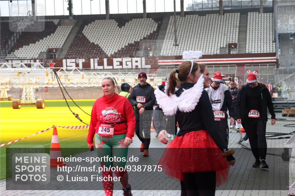 07.12.2025 - St. Pauli X-Mass-Run No. 15 Luisa Fischer http://msf.ph/oto/9387875 07.12.2025 11:48:21 Ziel 15, 245, 1622, 3479, 3482, 107, 121, 125, 131, 207, 237, 245, 254, 724, 796, 930, 1032, 1471, 1474, 1534, 1539, 1540, 1597, 1622, 1951, 2381, 2384, 2451, 2452, 2475, 2516, 2842, 3225, 3227, 3312, 3313, 3542, 3545, 3547, 3602, 3655, 3664, 3754, 3770, 4425, 4427 meine-sportfotos.de