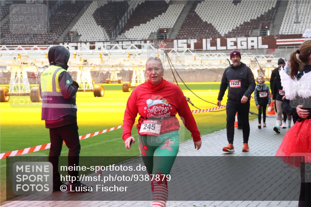 07.12.2025 - St. Pauli X-Mass-Run No. 15 Luisa Fischer http://msf.ph/oto/9387879 07.12.2025 11:48:22 Ziel 15, 245, 1622, 901, 245, 107, 121, 125, 131, 207, 237, 245, 254, 724, 796, 1032, 1471, 1474, 1534, 1539, 1540, 1597, 1622, 1951, 2381, 2384, 2451, 2452, 2475, 2516, 2842, 3225, 3227, 3312, 3313, 3542, 3545, 3547, 3602, 3655, 3664, 3754, 3770, 4425, 4427 meine-sportfotos.de