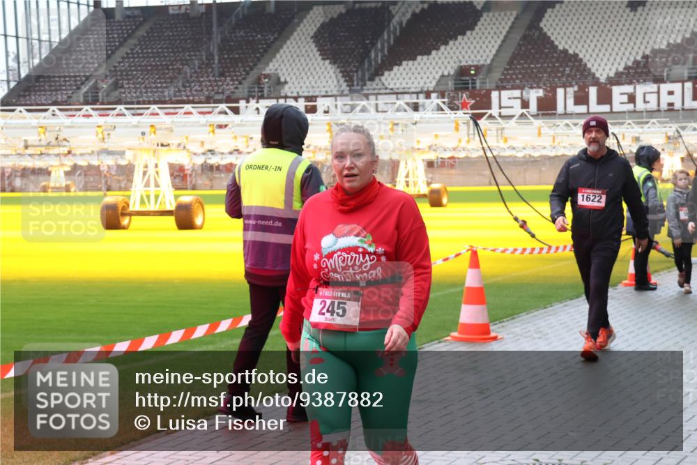 07.12.2025 - St. Pauli X-Mass-Run No. 15 Luisa Fischer http://msf.ph/oto/9387882 07.12.2025 11:48:23 Ziel 15, 245, 1622, 107, 121, 125, 131, 207, 237, 245, 254, 724, 796, 1032, 1471, 1474, 1534, 1539, 1540, 1597, 1622, 1951, 2381, 2384, 2451, 2452, 2475, 2516, 2842, 3225, 3227, 3312, 3313, 3504, 3528, 3542, 3545, 3547, 3602, 3655, 3664, 3754, 3770, 4425, 4427 meine-sportfotos.de
