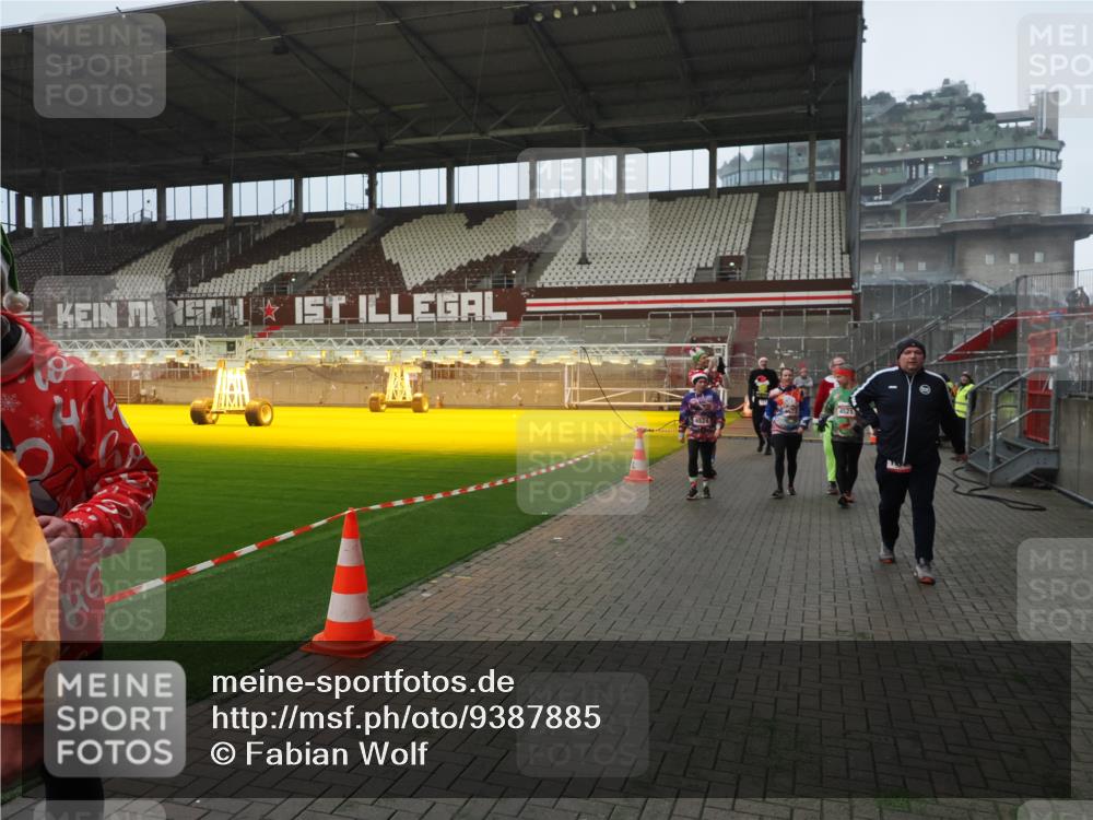 07.12.2025 - St. Pauli X-Mass-Run No. 15 Fabian Wolf http://msf.ph/oto/9387885 07.12.2025 10:18:43 Ziel 243, 264, 269, 721, 1034, 1607, 1671, 2152, 2631, 2925, 3520, 3862, 4521, 4522, 4524, 4547 meine-sportfotos.de
