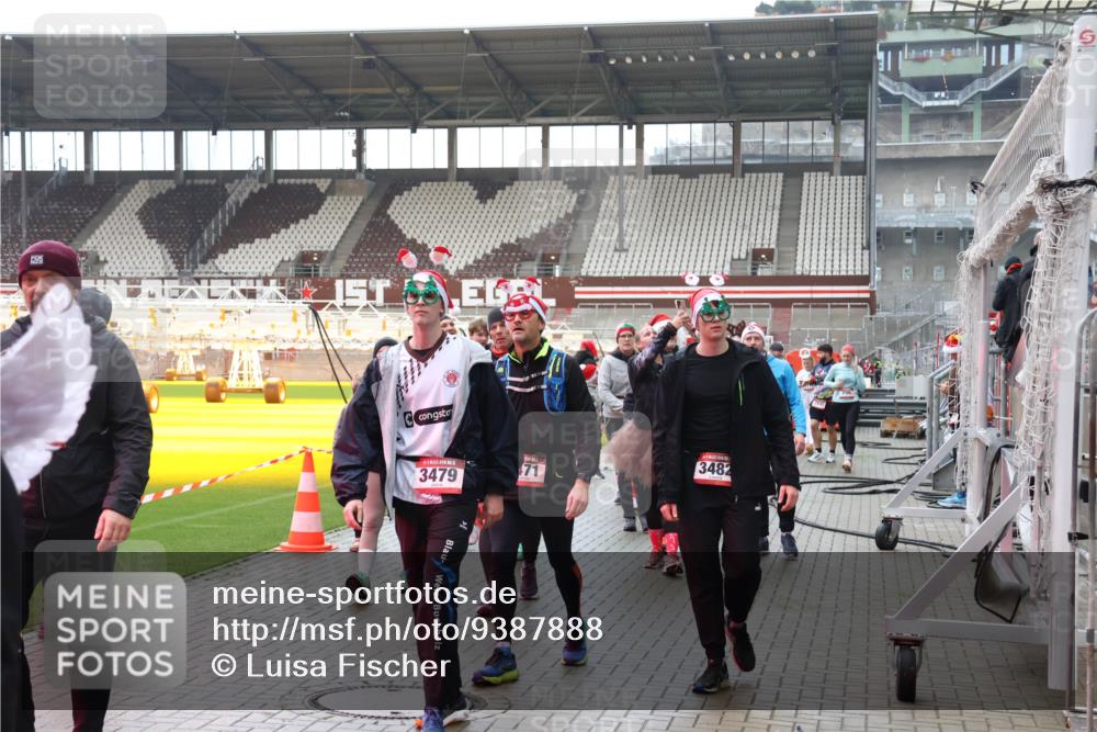 07.12.2025 - St. Pauli X-Mass-Run No. 15 Luisa Fischer http://msf.ph/oto/9387888 07.12.2025 11:48:28 Ziel 3479, 3482, 107, 121, 125, 131, 207, 237, 245, 254, 724, 796, 990, 1032, 1471, 1474, 1534, 1539, 1540, 1597, 1622, 1951, 2381, 2384, 2451, 2452, 2475, 2516, 2842, 3225, 3227, 3312, 3313, 3504, 3528, 3542, 3545, 3547, 3602, 3635, 3638, 3657, 4425, 4427 meine-sportfotos.de