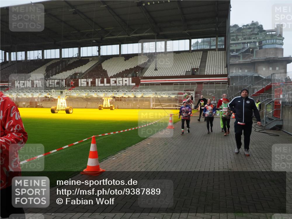07.12.2025 - St. Pauli X-Mass-Run No. 15 Fabian Wolf http://msf.ph/oto/9387889 07.12.2025 10:18:43 Ziel 243, 264, 269, 721, 1034, 1607, 1671, 2152, 2631, 2925, 3520, 3862, 4521, 4522, 4524, 4547 meine-sportfotos.de