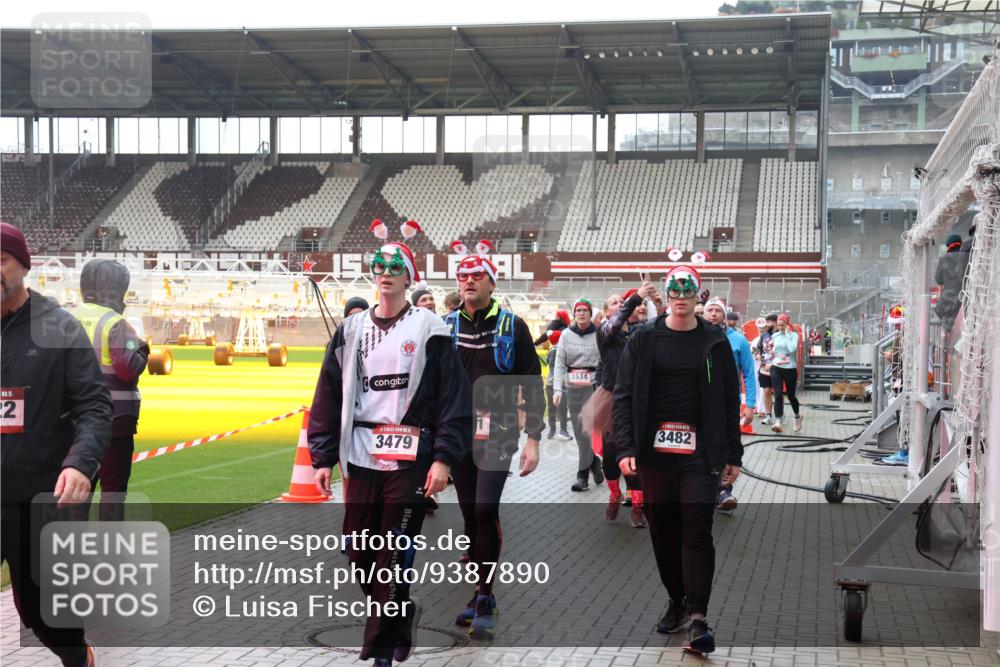 07.12.2025 - St. Pauli X-Mass-Run No. 15 Luisa Fischer http://msf.ph/oto/9387890 07.12.2025 11:48:28 Ziel 15, 22, 1534, 3479, 3482, 107, 121, 125, 131, 207, 237, 245, 254, 724, 796, 990, 1032, 1471, 1474, 1534, 1539, 1540, 1597, 1622, 1951, 2381, 2384, 2451, 2452, 2475, 2516, 2842, 3225, 3227, 3312, 3313, 3504, 3528, 3542, 3545, 3547, 3602, 3635, 3638, 3657, 4425, 4427 meine-sportfotos.de