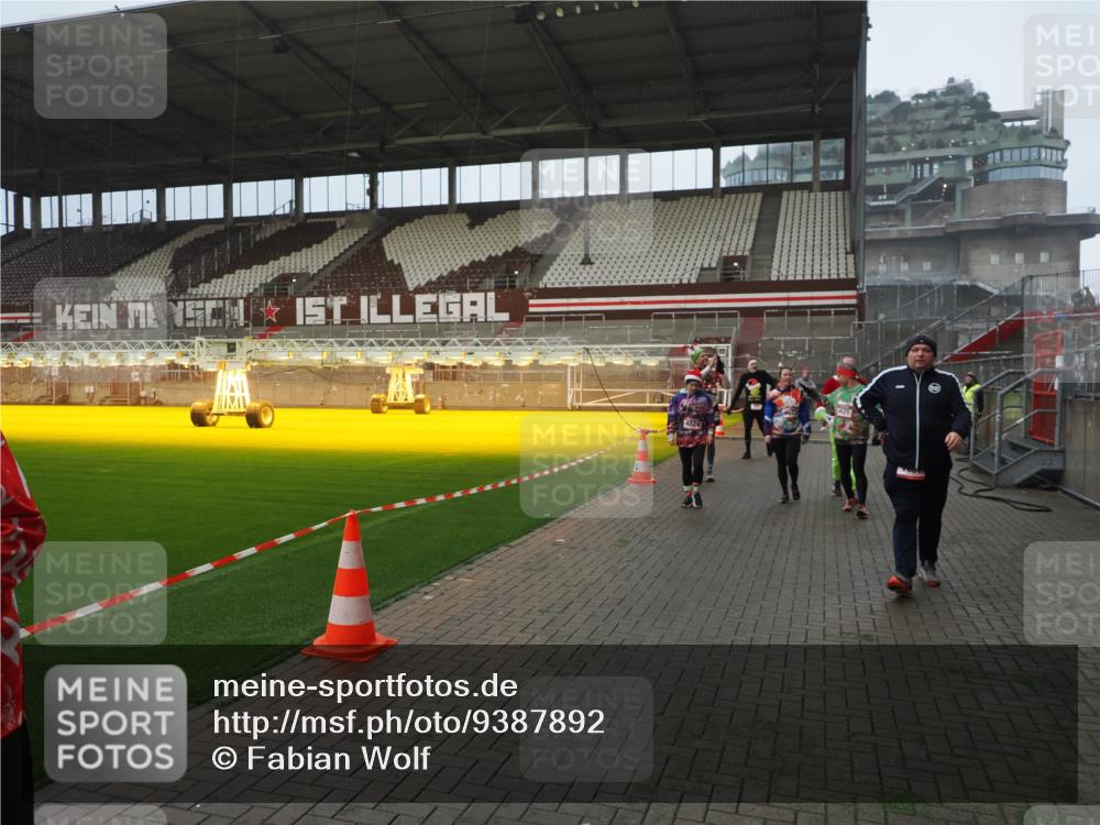 07.12.2025 - St. Pauli X-Mass-Run No. 15 Fabian Wolf http://msf.ph/oto/9387892 07.12.2025 10:18:43 Ziel 243, 264, 269, 721, 1034, 1607, 1671, 2152, 2631, 2925, 3520, 3862, 4521, 4522, 4524, 4547 meine-sportfotos.de