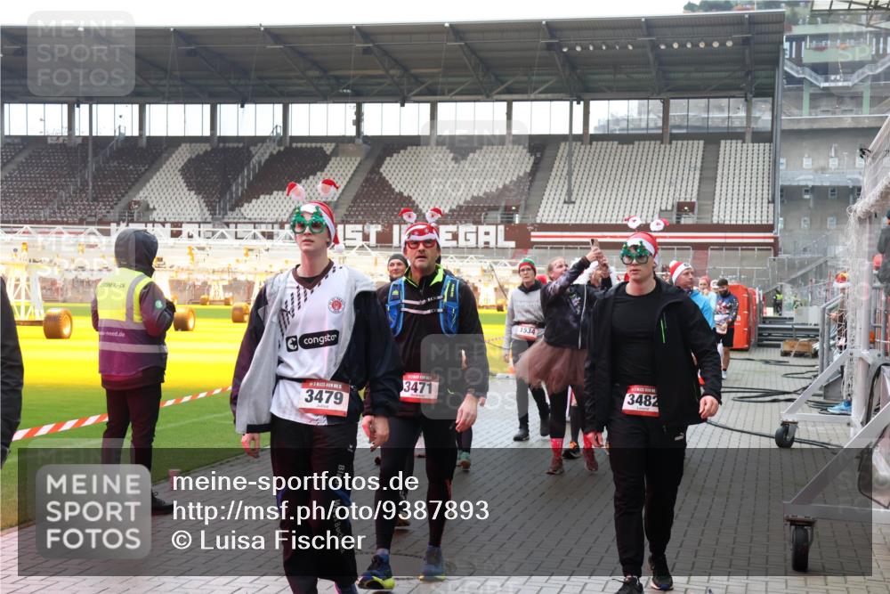 07.12.2025 - St. Pauli X-Mass-Run No. 15 Luisa Fischer http://msf.ph/oto/9387893 07.12.2025 11:48:29 Ziel 3479, 3471, 1534, 3482, 121, 207, 237, 245, 254, 724, 796, 990, 1032, 1471, 1474, 1534, 1539, 1540, 1597, 1622, 1951, 2381, 2384, 2451, 2452, 2475, 2516, 2842, 3225, 3227, 3312, 3313, 3504, 3528, 3542, 3545, 3547, 3602, 3635, 3638, 3657, 4425, 4427 meine-sportfotos.de