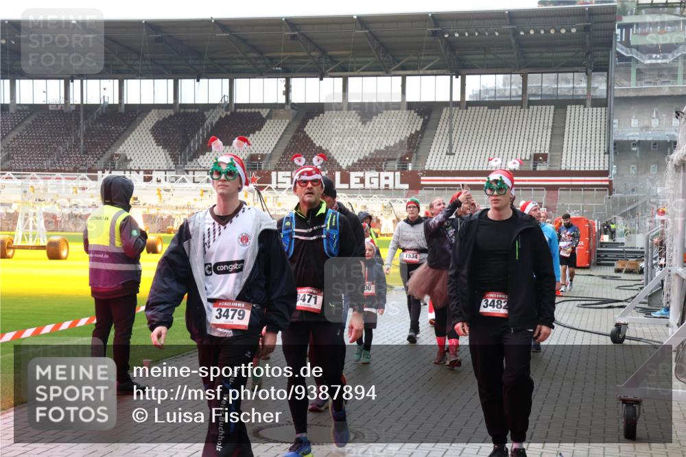 07.12.2025 - St. Pauli X-Mass-Run No. 15 Luisa Fischer http://msf.ph/oto/9387894 07.12.2025 11:48:29 Ziel 156, 8471, 3479, 1534, 3482, 121, 207, 237, 245, 254, 724, 796, 990, 1032, 1471, 1474, 1534, 1539, 1540, 1597, 1622, 1951, 2381, 2384, 2451, 2452, 2475, 2516, 2842, 3225, 3227, 3312, 3313, 3504, 3528, 3542, 3545, 3547, 3602, 3635, 3638, 3657, 4425, 4427 meine-sportfotos.de