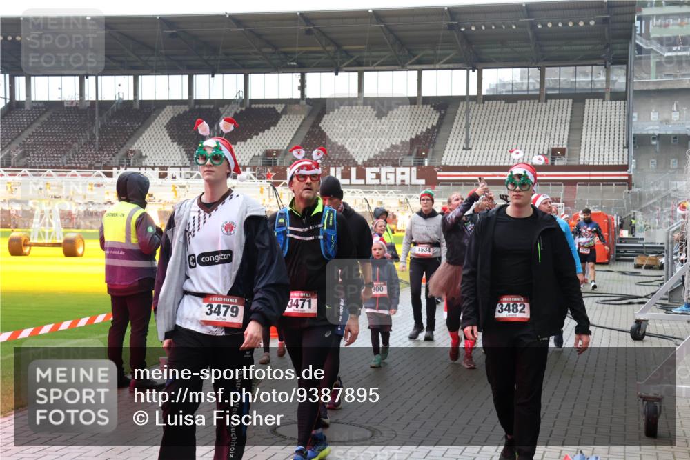 07.12.2025 - St. Pauli X-Mass-Run No. 15 Luisa Fischer http://msf.ph/oto/9387895 07.12.2025 11:48:29 Ziel 15, 3479, 3471, 900, 1534, 3482, 2842, 121, 207, 237, 245, 254, 724, 796, 990, 1032, 1471, 1474, 1534, 1539, 1540, 1597, 1622, 1951, 2381, 2384, 2451, 2452, 2475, 2516, 2842, 3225, 3227, 3312, 3313, 3504, 3528, 3542, 3545, 3547, 3602, 3635, 3638, 3657, 4425, 4427 meine-sportfotos.de
