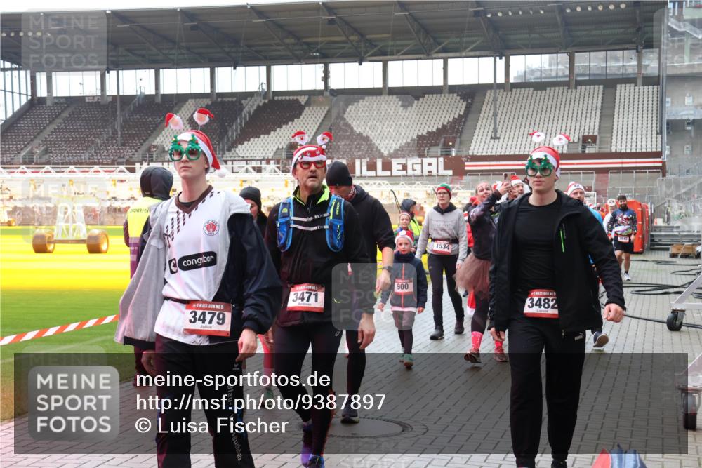 07.12.2025 - St. Pauli X-Mass-Run No. 15 Luisa Fischer http://msf.ph/oto/9387897 07.12.2025 11:48:30 Ziel 15, 3479, 3471, 900, 1534, 5, 3482, 207, 245, 724, 796, 990, 1032, 1471, 1474, 1534, 1539, 1540, 1597, 1622, 1951, 2381, 2384, 2451, 2452, 2475, 2516, 2842, 3225, 3227, 3312, 3313, 3504, 3528, 3542, 3545, 3547, 3602, 3635, 3638, 3657, 4425, 4427 meine-sportfotos.de