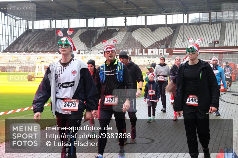07.12.2025 - St. Pauli X-Mass-Run No. 15 Luisa Fischer http://msf.ph/oto/9387898 07.12.2025 11:48:30 Ziel 15, 3479, 5, 3471, 900, 1534, 3482, 2842, 207, 245, 724, 796, 990, 1032, 1471, 1474, 1534, 1539, 1540, 1597, 1622, 1951, 2381, 2384, 2451, 2452, 2475, 2516, 2842, 3225, 3227, 3312, 3313, 3504, 3528, 3542, 3545, 3547, 3602, 3635, 3638, 3657, 4425, 4427 meine-sportfotos.de
