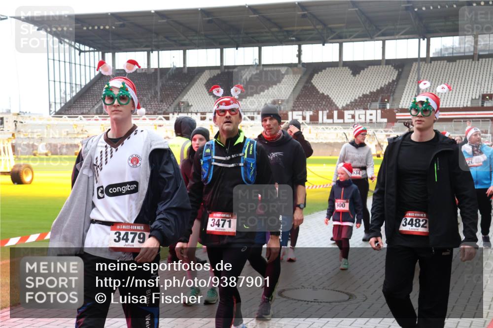 07.12.2025 - St. Pauli X-Mass-Run No. 15 Luisa Fischer http://msf.ph/oto/9387901 07.12.2025 11:48:31 Ziel 15, 3479, 3471, 534, 900, 15, 3482, 20, 207, 245, 724, 796, 990, 1032, 1471, 1474, 1534, 1539, 1540, 1597, 1622, 1951, 2381, 2384, 2451, 2452, 2475, 2516, 2842, 3225, 3227, 3312, 3313, 3504, 3528, 3542, 3545, 3547, 3602, 3635, 3638, 3657, 4425, 4427 meine-sportfotos.de