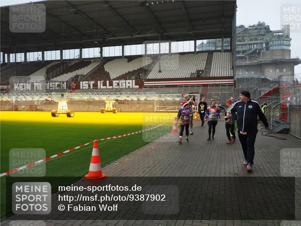 07.12.2025 - St. Pauli X-Mass-Run No. 15 Fabian Wolf http://msf.ph/oto/9387902 07.12.2025 10:18:44 Ziel 243, 264, 269, 721, 1034, 1607, 1671, 2152, 2631, 2925, 3862, 4521, 4522, 4524, 4547 meine-sportfotos.de