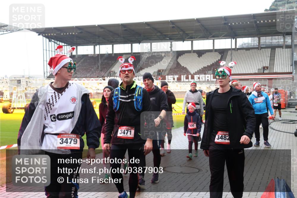 07.12.2025 - St. Pauli X-Mass-Run No. 15 Luisa Fischer http://msf.ph/oto/9387903 07.12.2025 11:48:31 Ziel 1, 15, 3479, 3471, 900, 1, 3482, 26, 207, 245, 724, 796, 990, 1032, 1471, 1474, 1534, 1539, 1540, 1597, 1622, 1951, 2381, 2384, 2451, 2452, 2475, 2516, 2842, 3225, 3227, 3312, 3313, 3504, 3528, 3542, 3545, 3547, 3602, 3635, 3638, 3657, 4425, 4427 meine-sportfotos.de