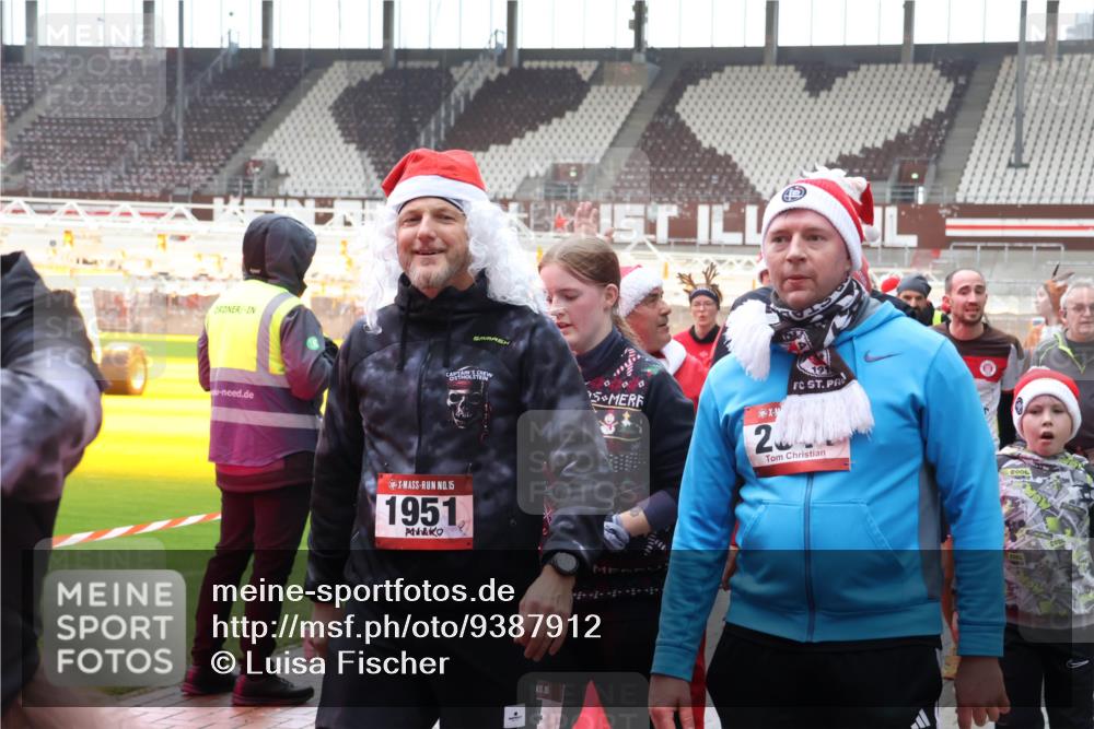 07.12.2025 - St. Pauli X-Mass-Run No. 15 Luisa Fischer http://msf.ph/oto/9387912 07.12.2025 11:48:40 Ziel 15, 1951, 15, 5, 201, 207, 616, 724, 732, 796, 990, 1032, 1471, 1474, 1534, 1539, 1597, 1622, 1926, 1927, 1951, 2381, 2384, 2432, 2451, 2452, 2475, 2516, 2842, 3225, 3227, 3312, 3313, 3504, 3528, 3542, 3545, 3547, 3602, 3635, 3638, 3646, 3657, 4423, 4424, 4425, 4426, 4427, 4477, 4480 meine-sportfotos.de