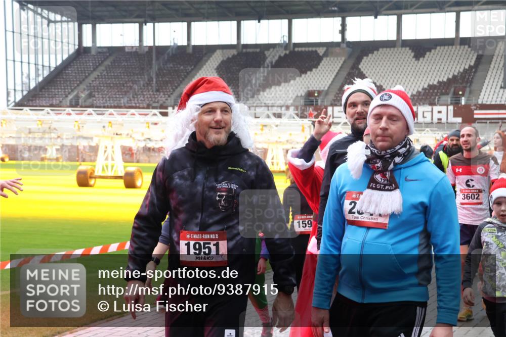 07.12.2025 - St. Pauli X-Mass-Run No. 15 Luisa Fischer http://msf.ph/oto/9387915 07.12.2025 11:48:40 Ziel 15, 1951, 159, 2000, 3602, 207, 616, 724, 732, 796, 990, 1032, 1471, 1474, 1534, 1539, 1597, 1622, 1926, 1927, 1951, 2381, 2384, 2432, 2451, 2452, 2475, 2516, 2842, 3225, 3227, 3312, 3313, 3504, 3528, 3542, 3545, 3547, 3602, 3635, 3638, 3646, 3657, 4423, 4424, 4425, 4426, 4427, 4477, 4480 meine-sportfotos.de