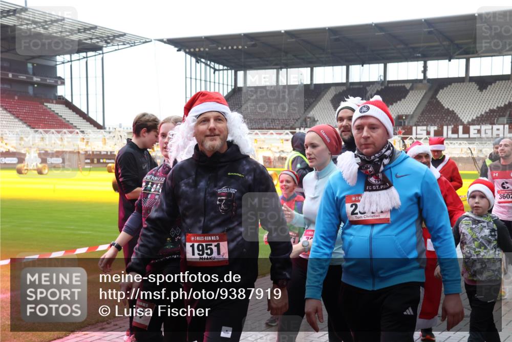 07.12.2025 - St. Pauli X-Mass-Run No. 15 Luisa Fischer http://msf.ph/oto/9387919 07.12.2025 11:48:41 Ziel 15, 24, 15, 1951, 200, 23, 3602, 207, 616, 724, 732, 796, 990, 1032, 1471, 1474, 1534, 1539, 1597, 1622, 1911, 1926, 1927, 2381, 2384, 2432, 2451, 2452, 2475, 2516, 2842, 3225, 3227, 3312, 3313, 3504, 3528, 3542, 3545, 3547, 3602, 3635, 3638, 3646, 3657, 4134, 4423, 4424, 4425, 4426, 4427, 4477, 4480 meine-sportfotos.de