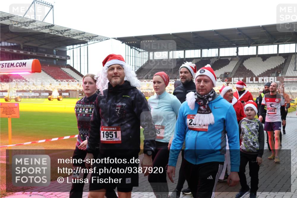 07.12.2025 - St. Pauli X-Mass-Run No. 15 Luisa Fischer http://msf.ph/oto/9387920 07.12.2025 11:48:42 Ziel 124, 15, 1951, 5, 6, 200, 3602, 207, 616, 724, 732, 796, 990, 1471, 1474, 1534, 1539, 1597, 1911, 1926, 1927, 2381, 2384, 2432, 2451, 2452, 2475, 2516, 2842, 3225, 3227, 3312, 3313, 3504, 3528, 3542, 3545, 3547, 3602, 3635, 3638, 3646, 3657, 4134, 4423, 4424, 4425, 4426, 4427, 4477, 4480 meine-sportfotos.de