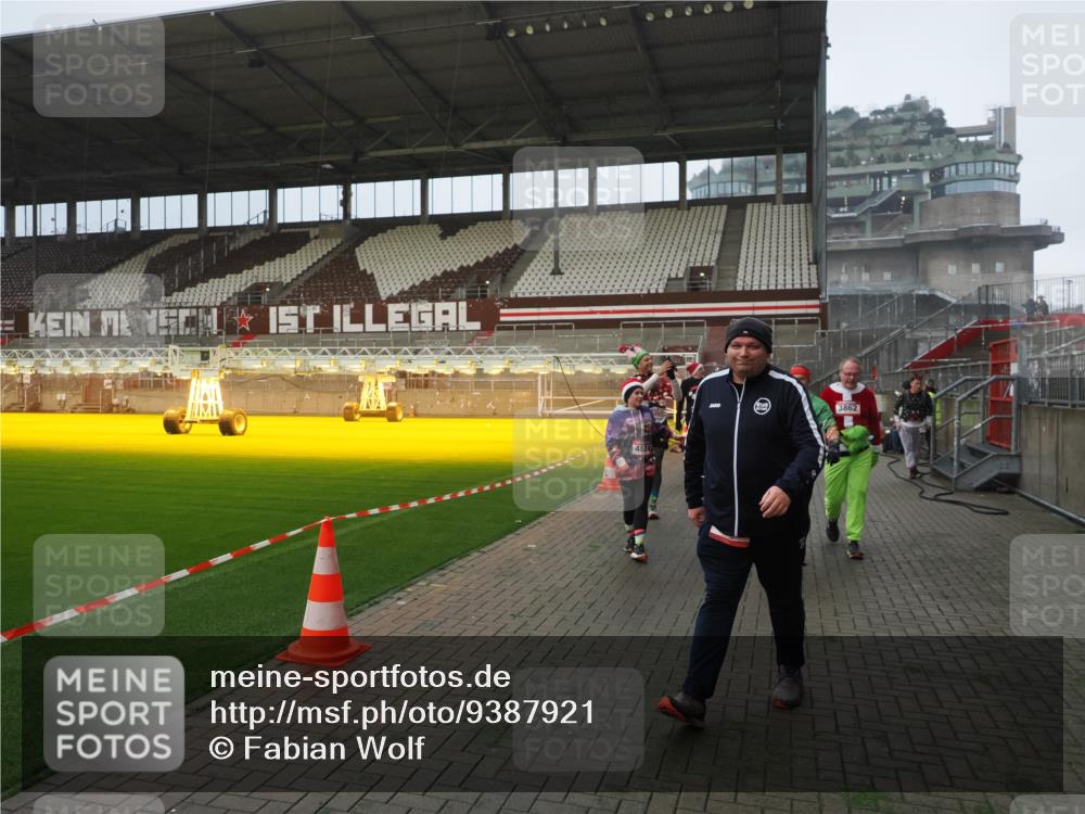 07.12.2025 - St. Pauli X-Mass-Run No. 15 Fabian Wolf http://msf.ph/oto/9387921 07.12.2025 10:18:46 Ziel 243, 721, 1034, 1607, 1671, 2152, 2631, 2925, 3862, 4521, 4522, 4524, 4547 meine-sportfotos.de
