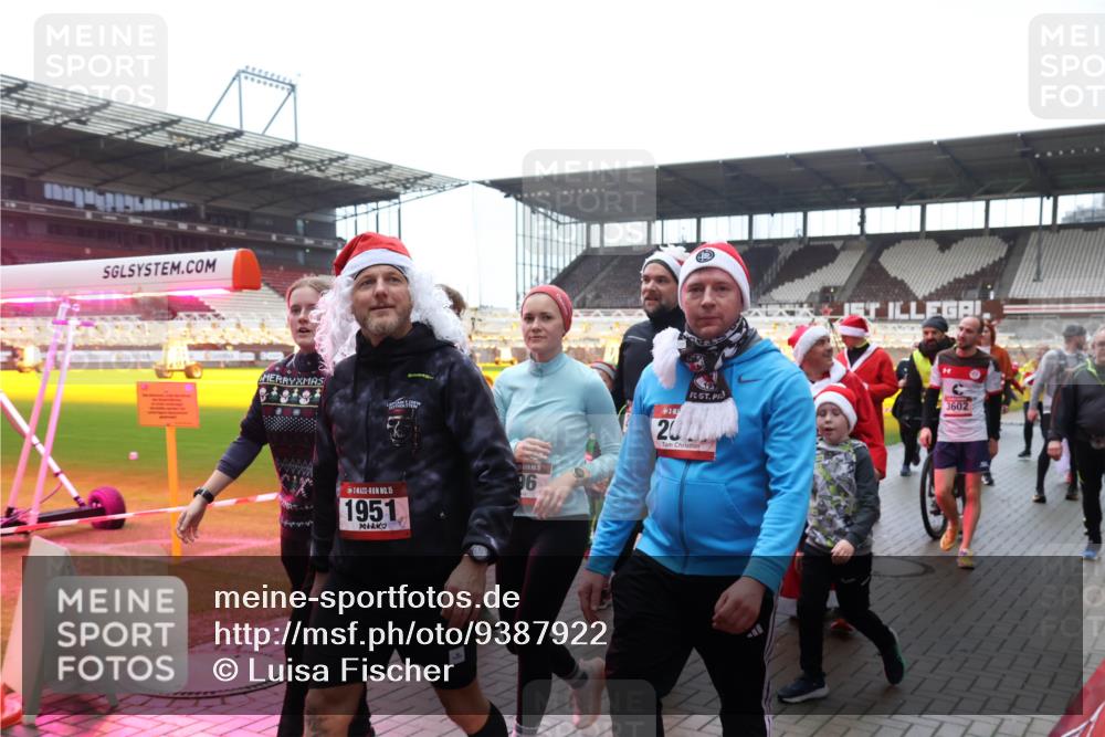 07.12.2025 - St. Pauli X-Mass-Run No. 15 Luisa Fischer http://msf.ph/oto/9387922 07.12.2025 11:48:42 Ziel 15, 1951, 96, 20, 3602, 207, 616, 724, 732, 796, 990, 1471, 1474, 1534, 1539, 1597, 1911, 1926, 1927, 2381, 2384, 2432, 2451, 2452, 2475, 2516, 2842, 3225, 3227, 3312, 3313, 3504, 3528, 3542, 3545, 3547, 3602, 3635, 3638, 3646, 3657, 4134, 4423, 4424, 4425, 4426, 4427, 4477, 4480 meine-sportfotos.de