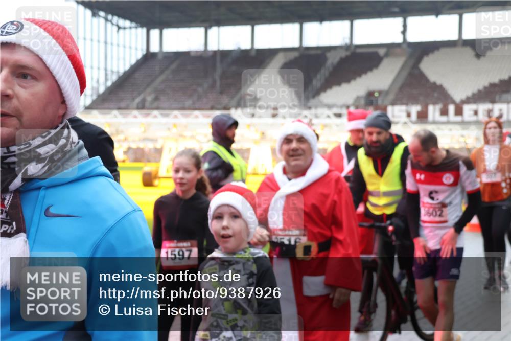 07.12.2025 - St. Pauli X-Mass-Run No. 15 Luisa Fischer http://msf.ph/oto/9387926 07.12.2025 11:48:43 Ziel 1597, 616, 1602, 207, 616, 724, 732, 796, 990, 1471, 1474, 1597, 1891, 1911, 1926, 1927, 2381, 2384, 2432, 2451, 2452, 2475, 2516, 2842, 3227, 3312, 3313, 3504, 3528, 3542, 3545, 3547, 3602, 3635, 3638, 3646, 3657, 4134, 4423, 4424, 4425, 4426, 4427, 4477, 4480 meine-sportfotos.de